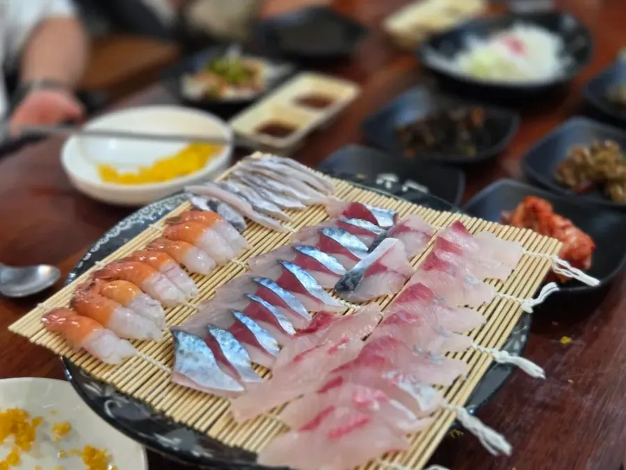 Mackerel sashimi, cutlassfish sashimi, and sweet shrimp