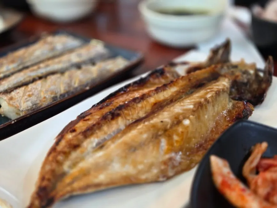 Grilled cutlassfish, grilled mackerel, and seaweed soup