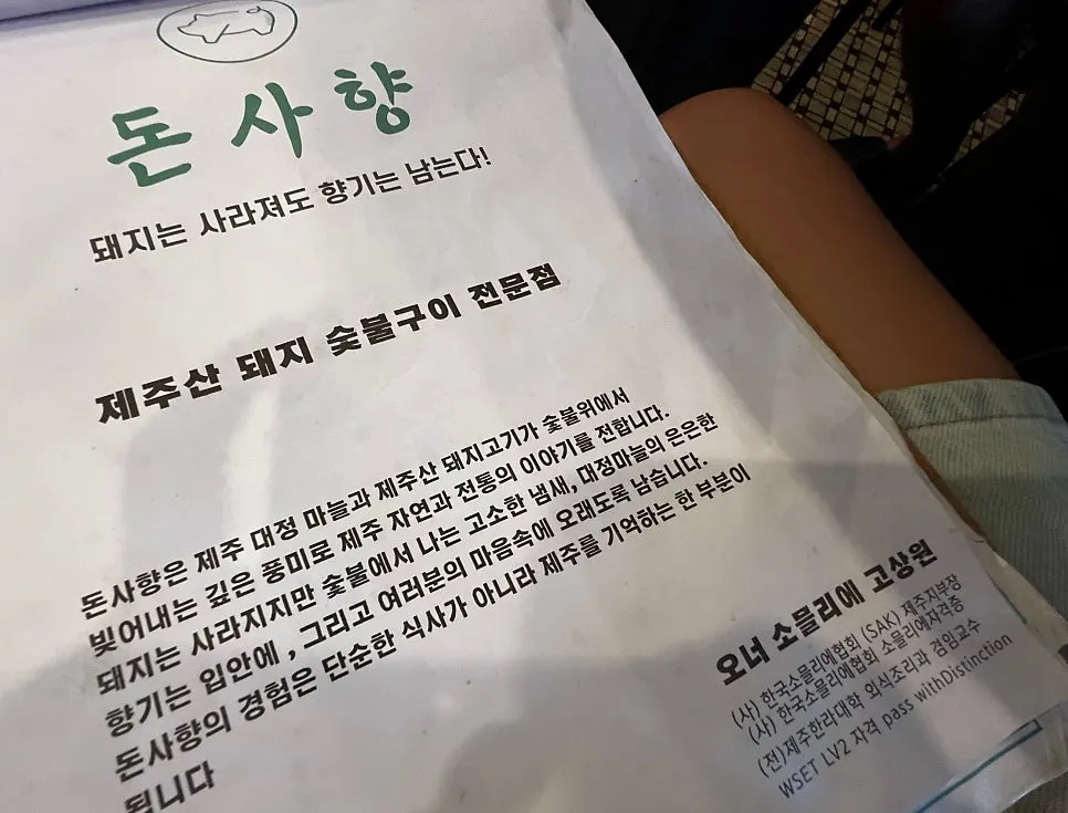 정갈하게 세팅된 식사 테이블