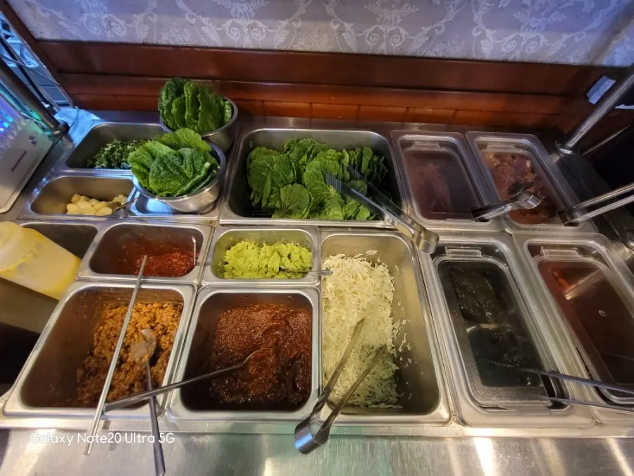 Rincón de autoservicio con encurtidos y salsas