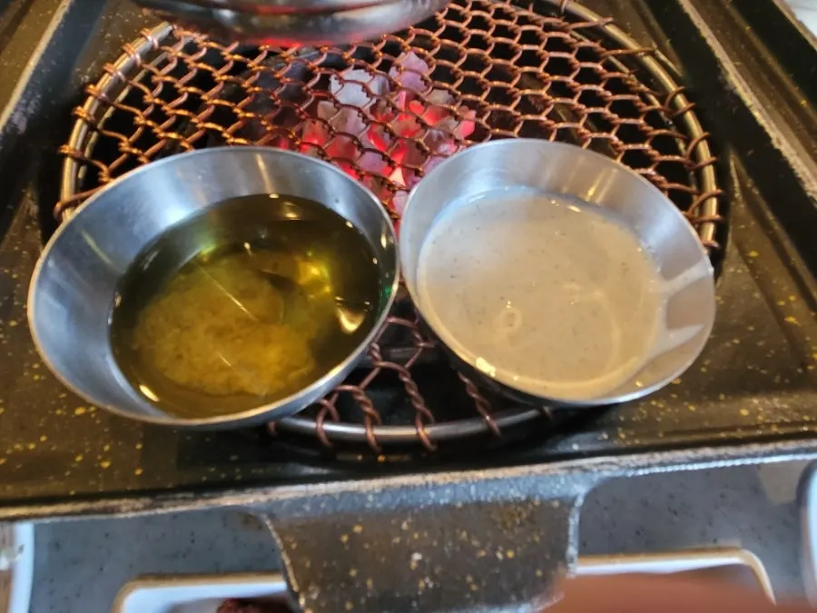 Salsa de ajo hirviendo en la parrilla