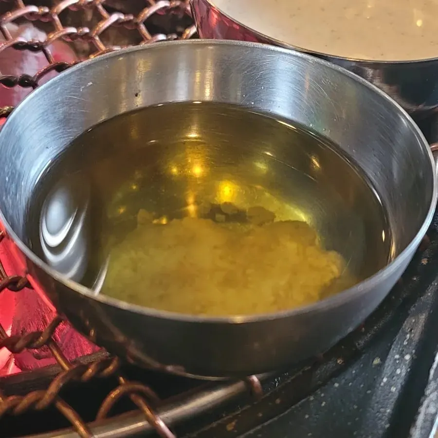 Mesa servida con salsa de ajo y carne