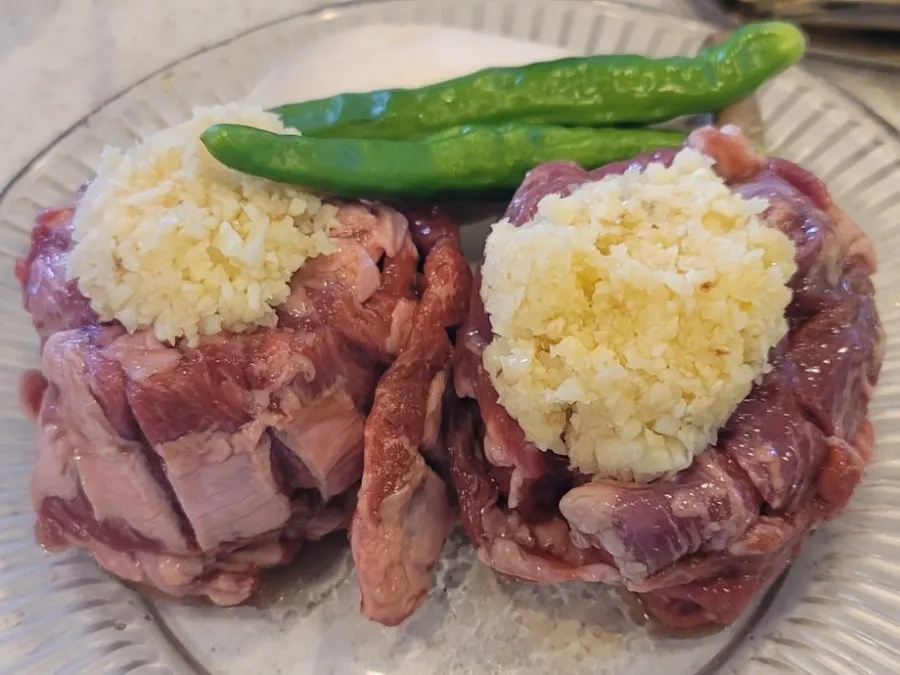 Doldol manongsal de Jeju con topping de ajo