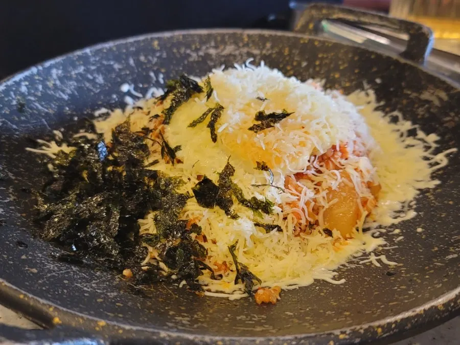 Arroz frito con kimchi y mucho queso derretido
