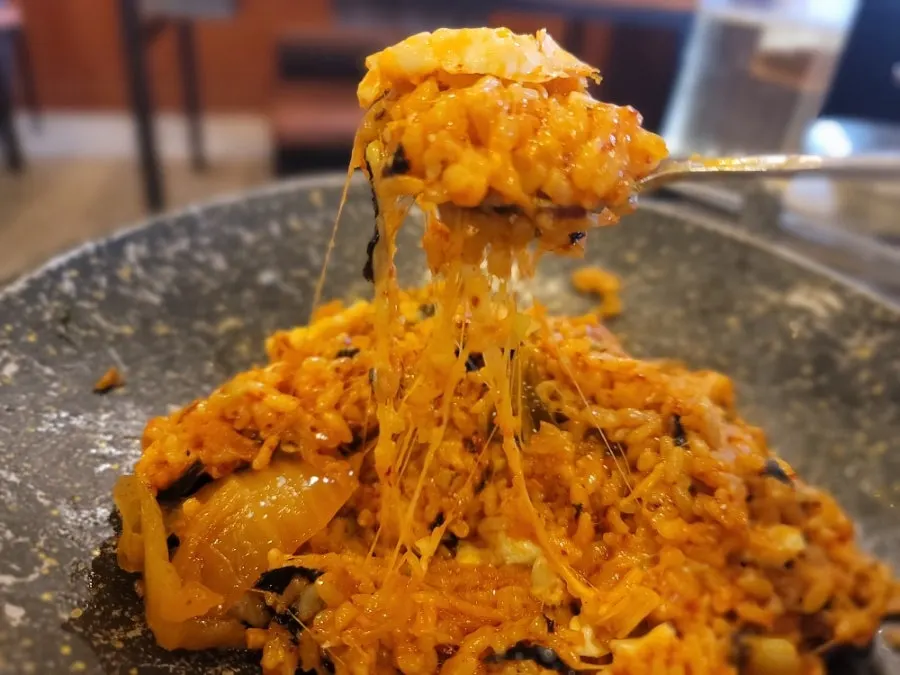 Combinación de arroz frito con queso y carne