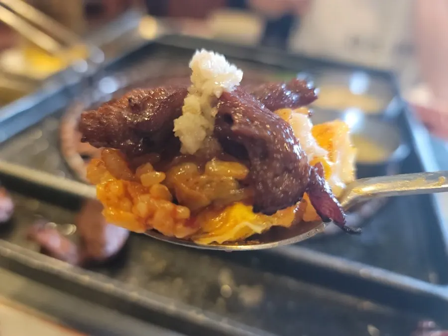 Arroz frito con queso que se estira