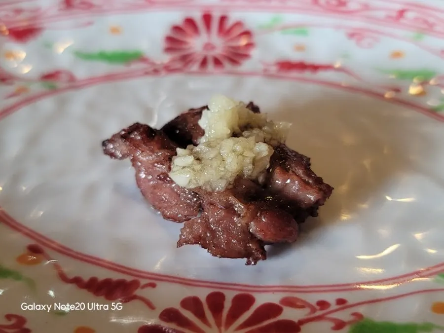 Doldol manongsal acompañado de salsa cremosa de ajo