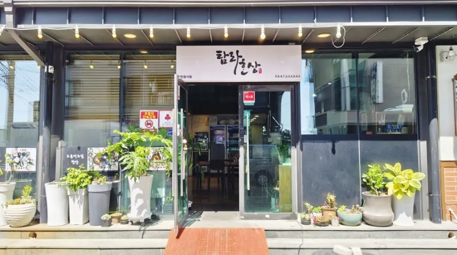 매장 전면에 붙은 주요 메뉴 사진