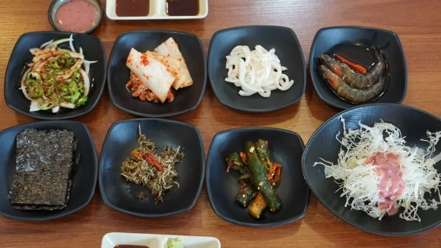 한상 세트에 세팅된 밑반찬 상차림