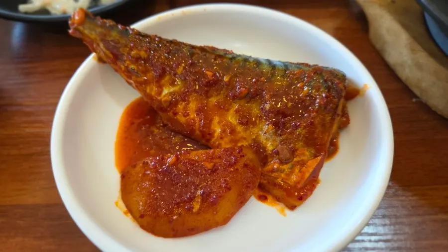 자작하게 조려 나온 고등어조림