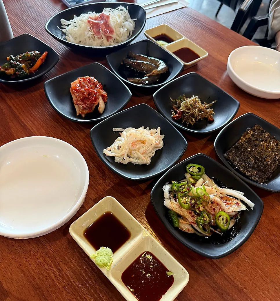 The full spread of the grilled cutlassfish set filling the table