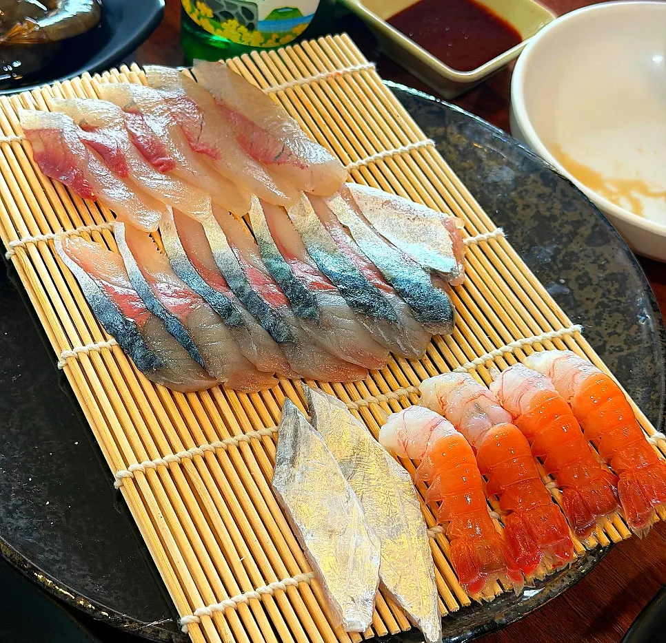 Mackerel sashimi and raw sweet shrimp sashimi served with the set