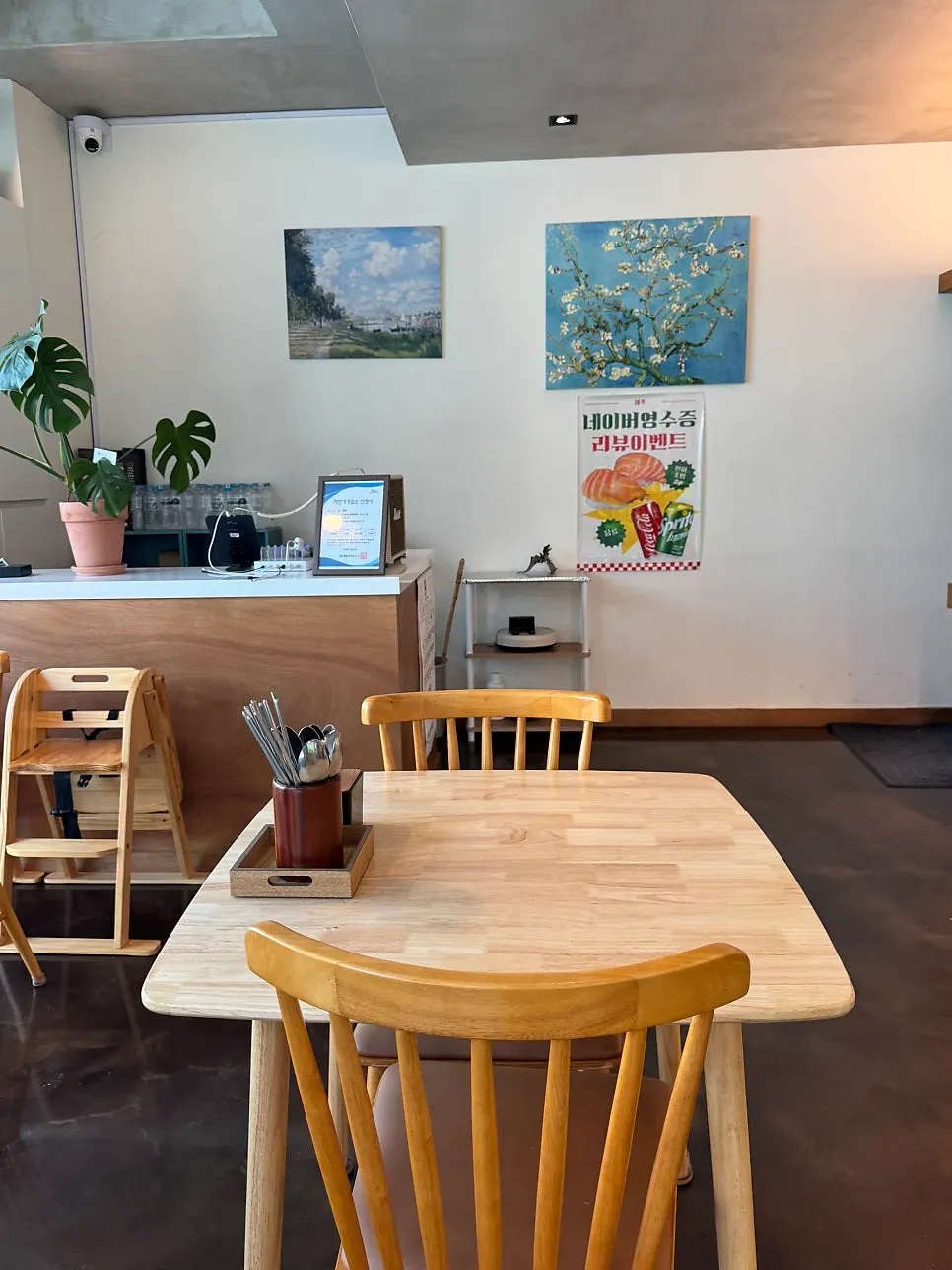 Spacious, pleasant interior space at Jejju Donghong Branch