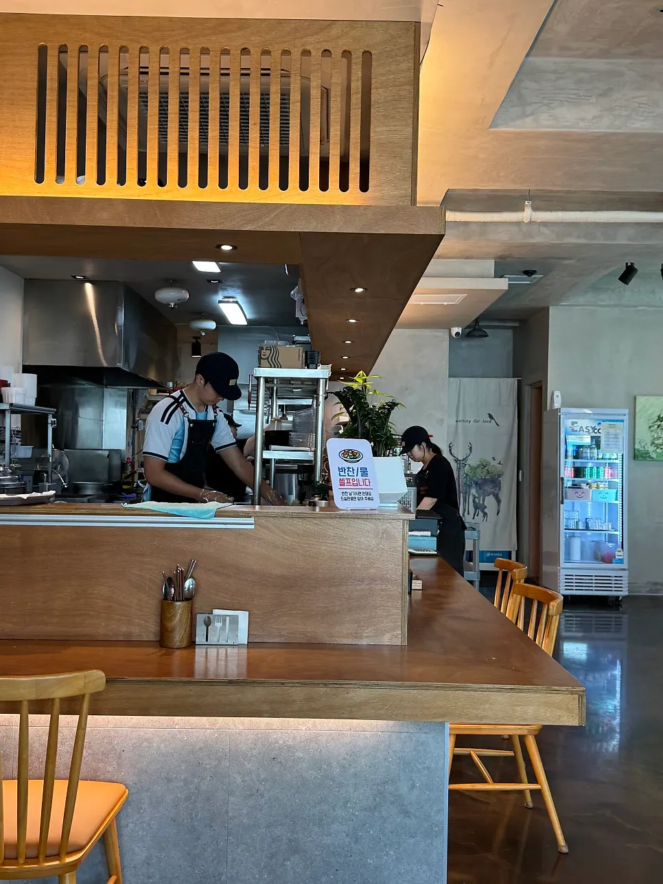 Dining hall at Jejju Donghong Branch, spacious for a takeout specialist