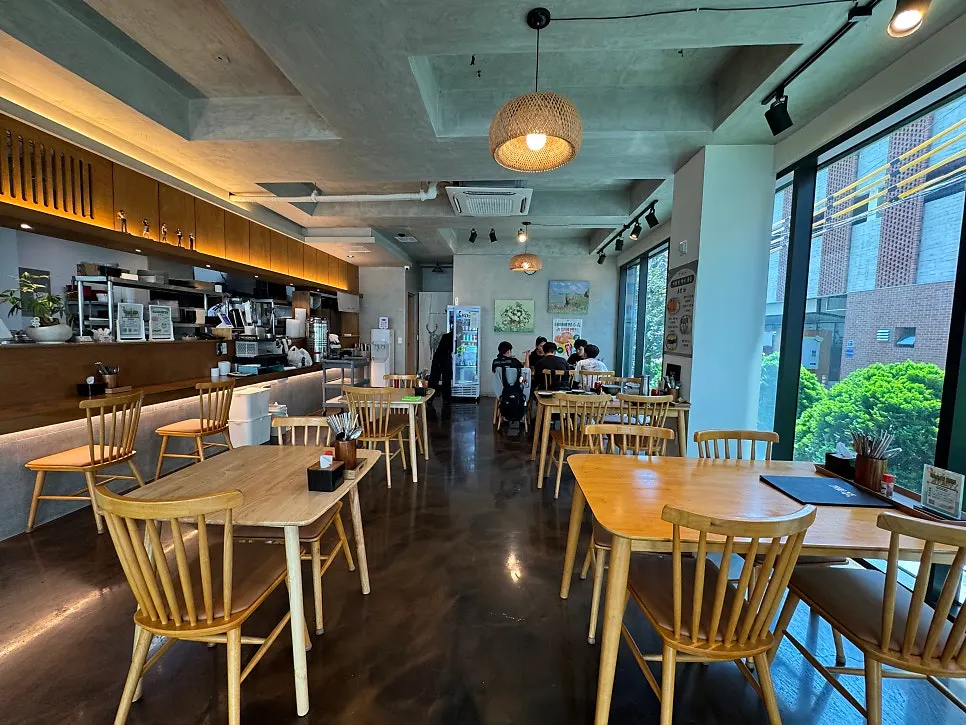 Tidy overview of the Jejju Donghong Branch interior