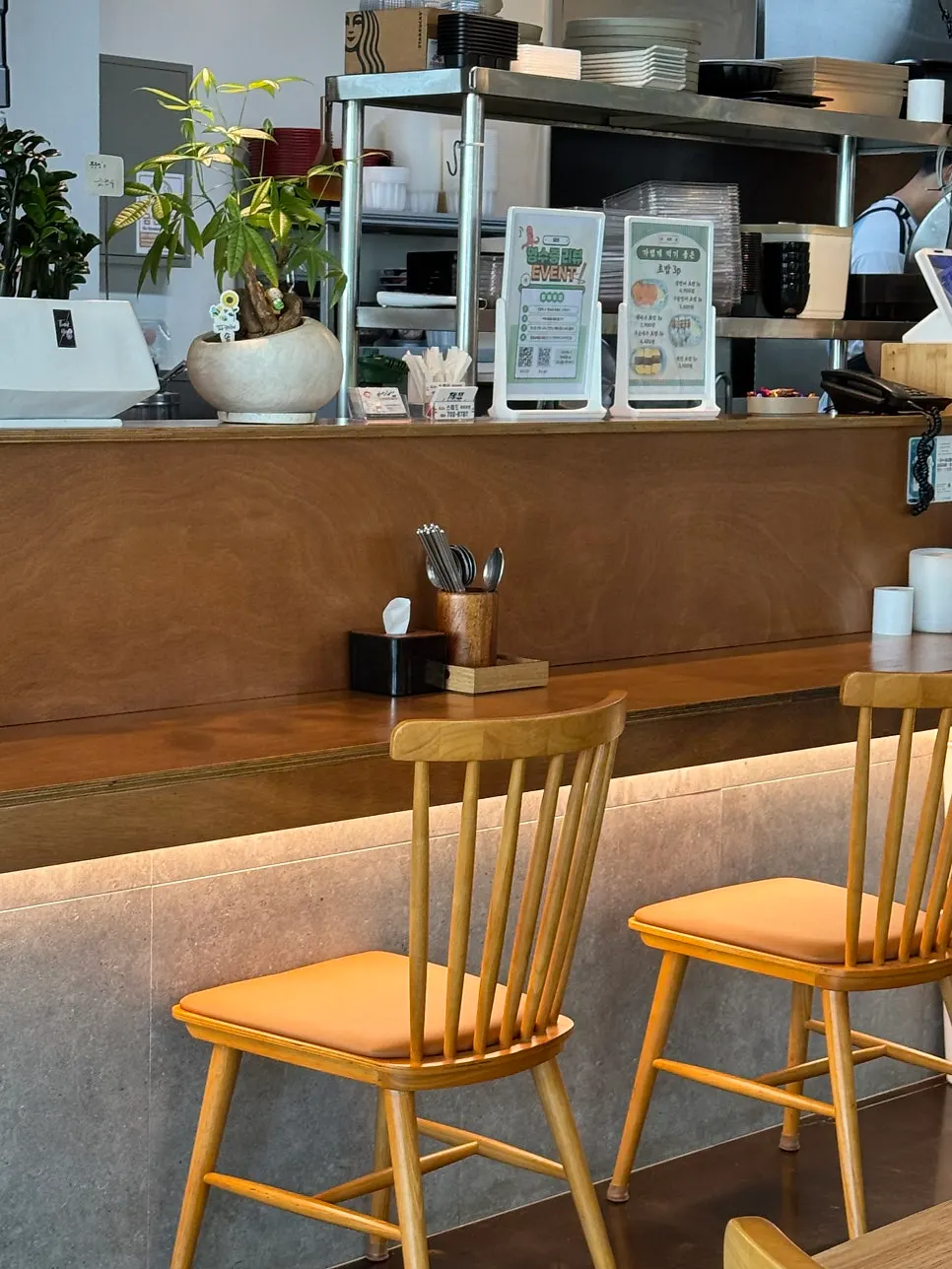 Seating ranging from solo seats to group tables