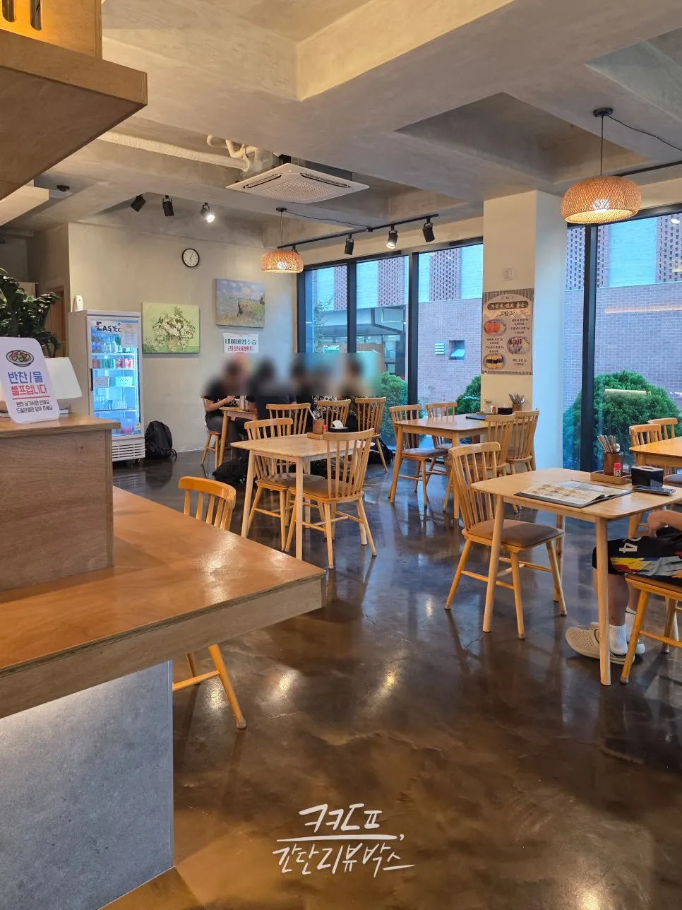 Interior of the Jejju Donghong Branch dining hall