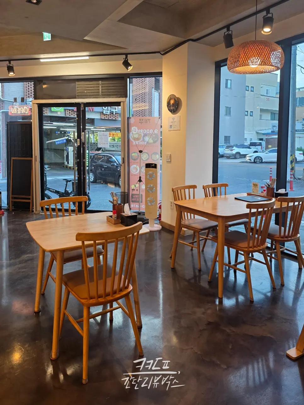Clean seating area at Jejju Donghong Branch