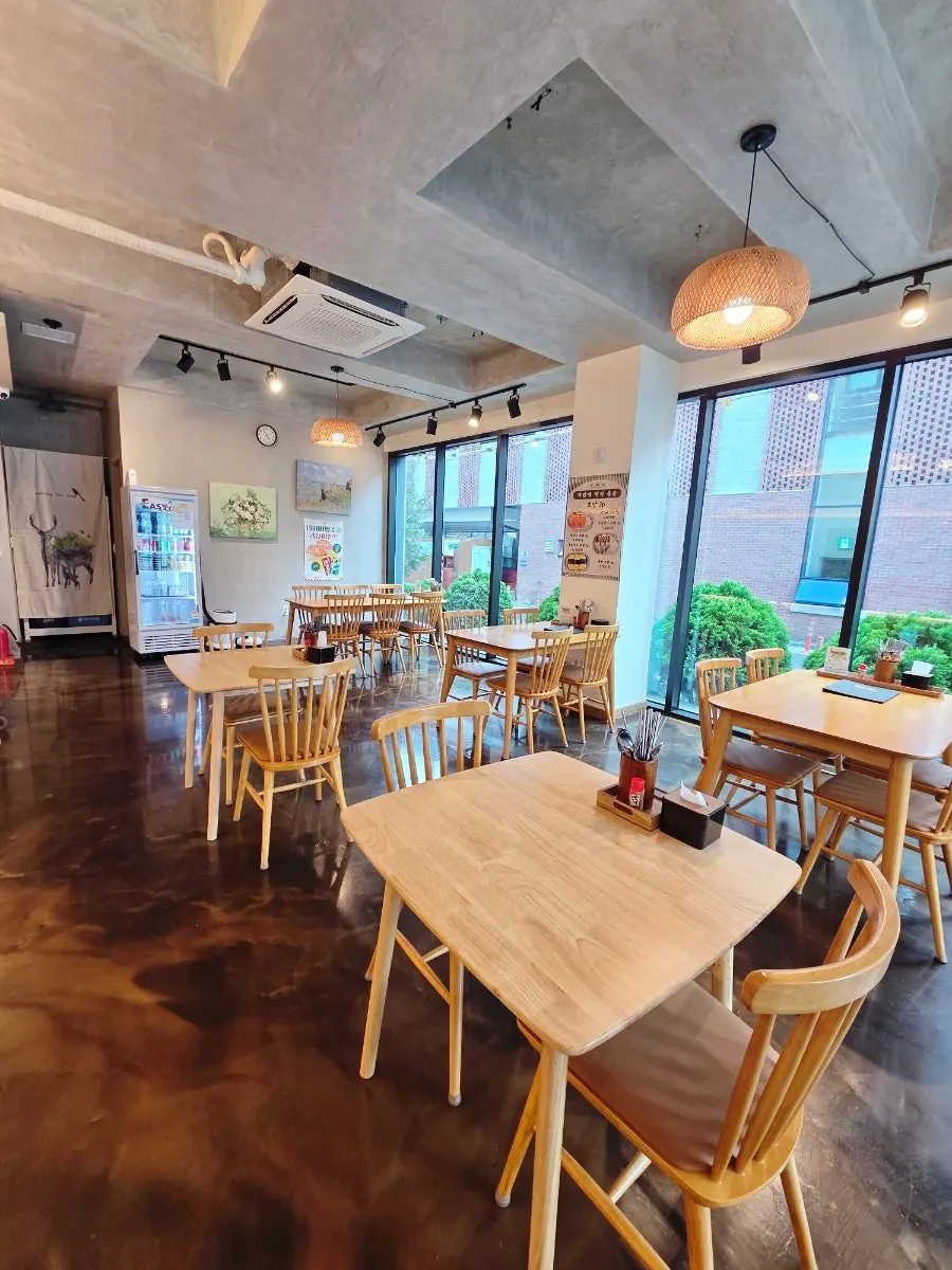 First-floor glass-front dining area of Jejju Donghong Branch