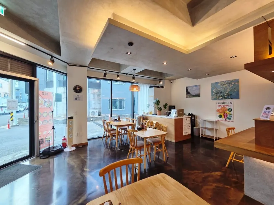 Spacious seating inside Jejju Donghong Branch