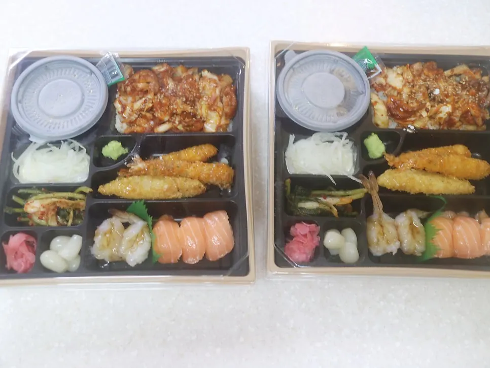 Jejju Lunchbox with sushi and fried items
