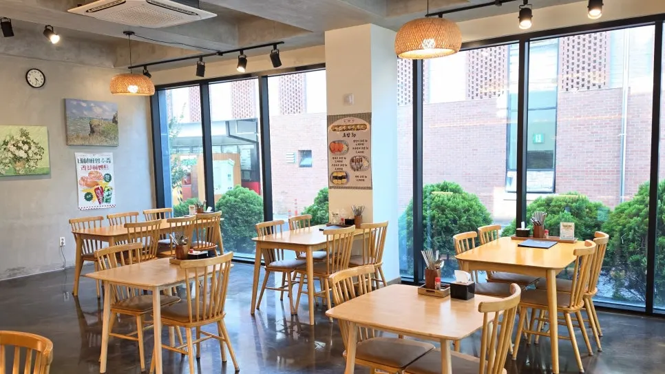 Spacious indoor dining area at Jejju Donghong Branch