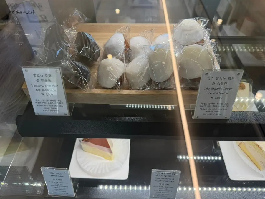 카페 음료와 디저트 진열대