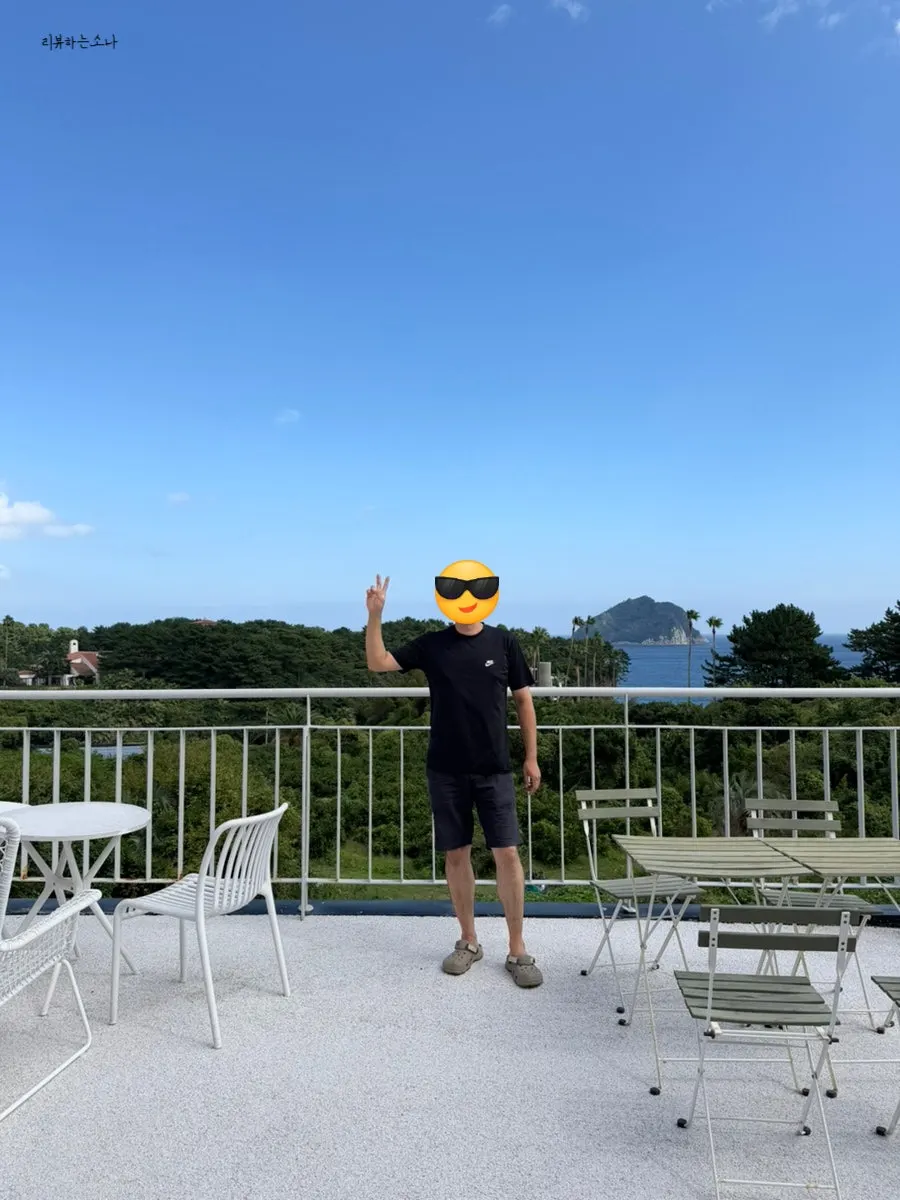 창가 테이블에 놓인 디저트와 커피