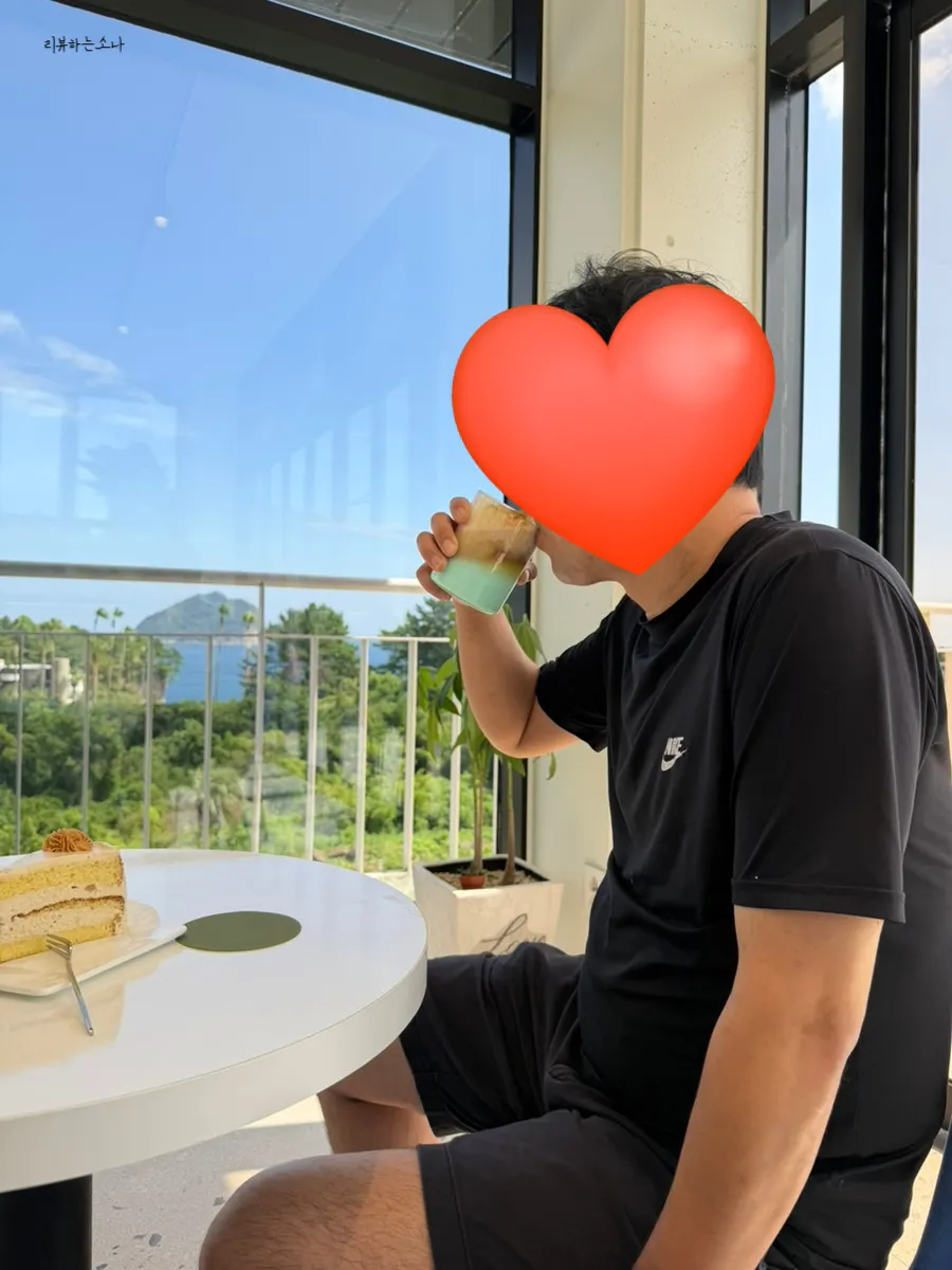 피스타치오 크림이 올라간 정방폭포라떼