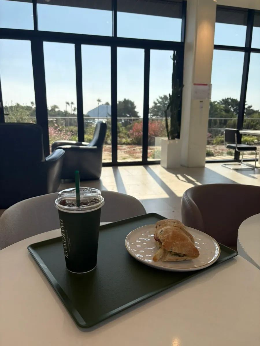 Order of decaf Americano and jambon sandwich