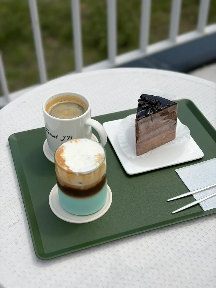 Americano, Jeongbang Latte, and chocolate cake