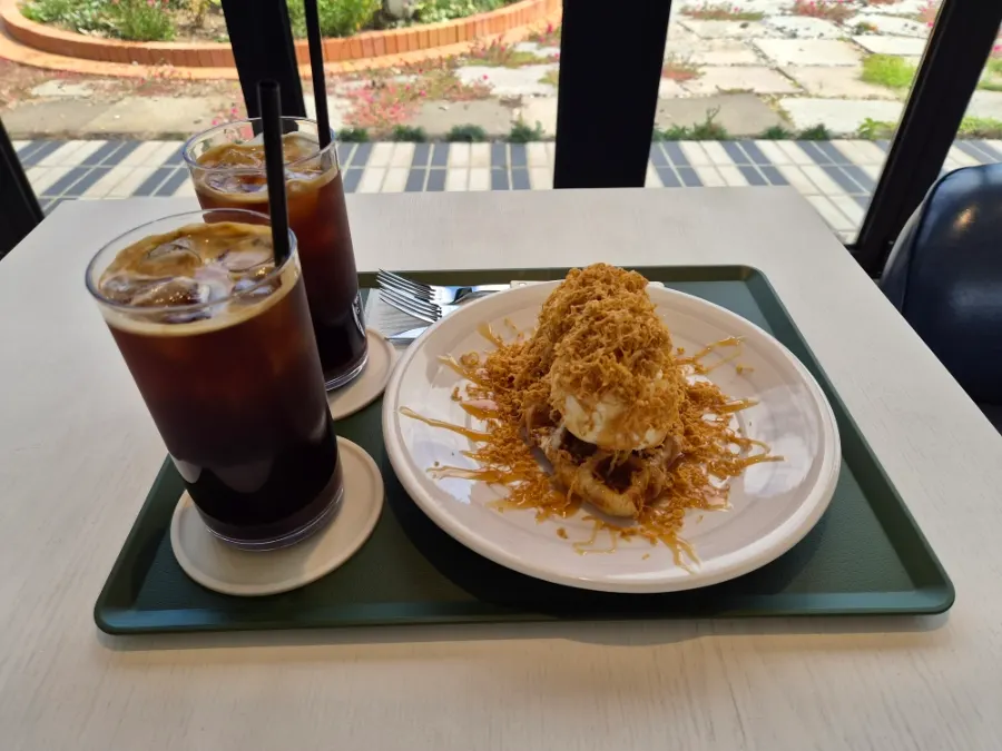 아메리카노와 브라운치즈 크로플