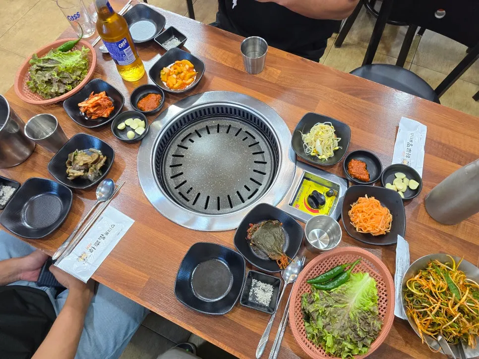 고기와 함께 차려진 밑반찬 상차림