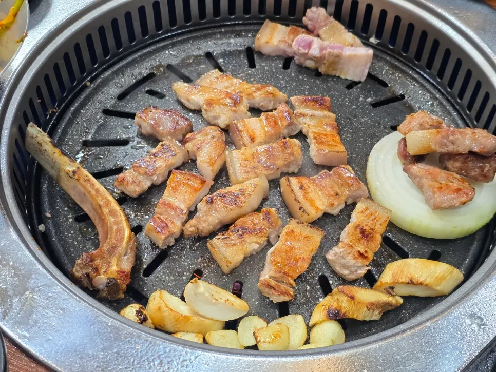 추가 주문한 오겹살 접시