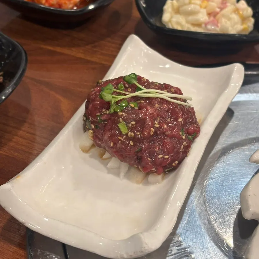 접시에 담긴 말고기 사시미