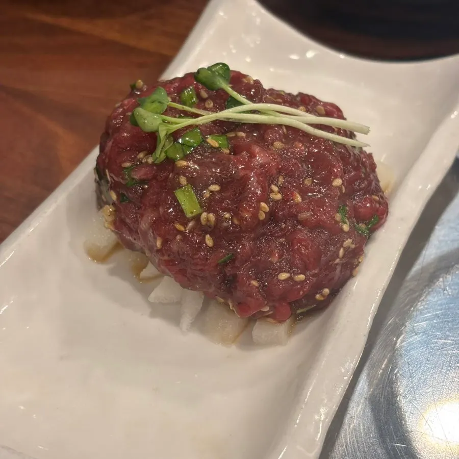 말고기 사시미 한 점 클로즈업