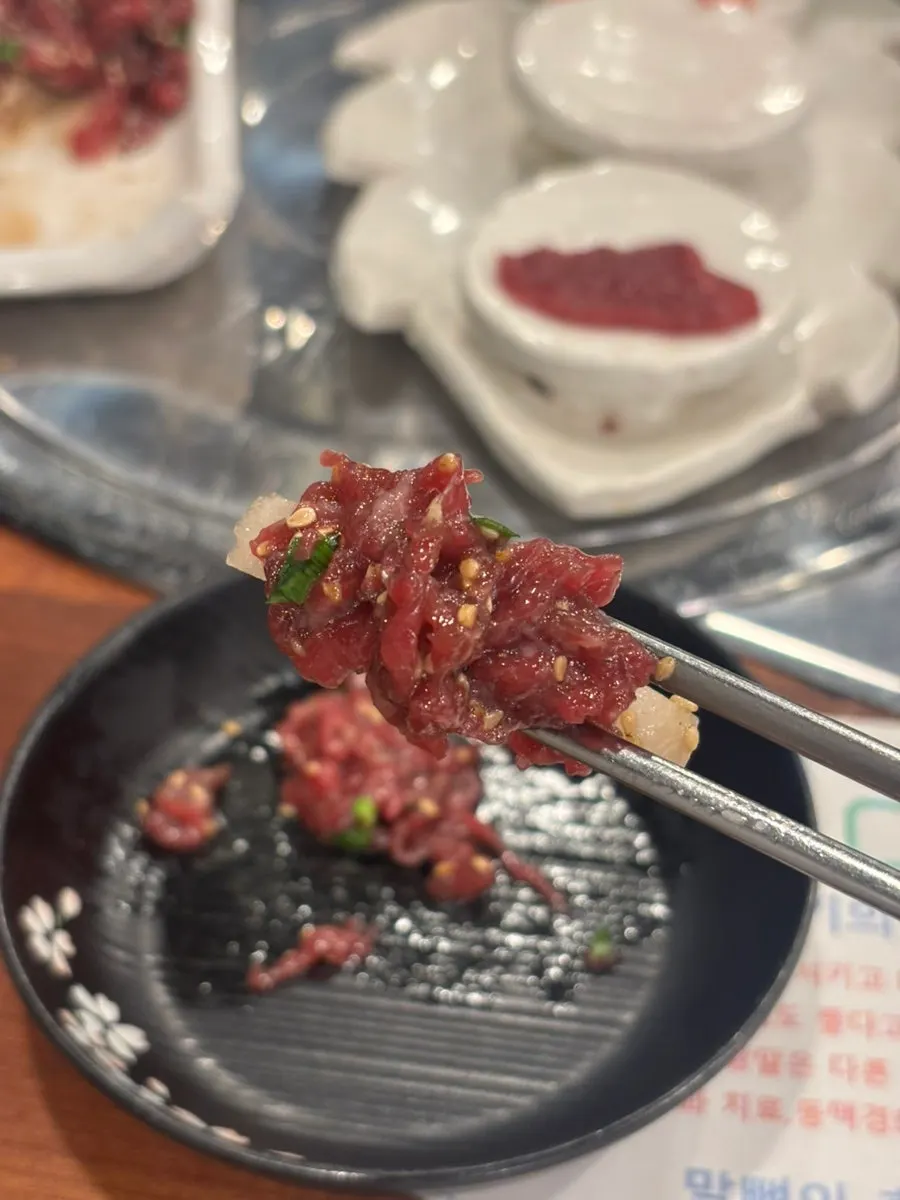 세로로 담은 말고기 사시미 접시