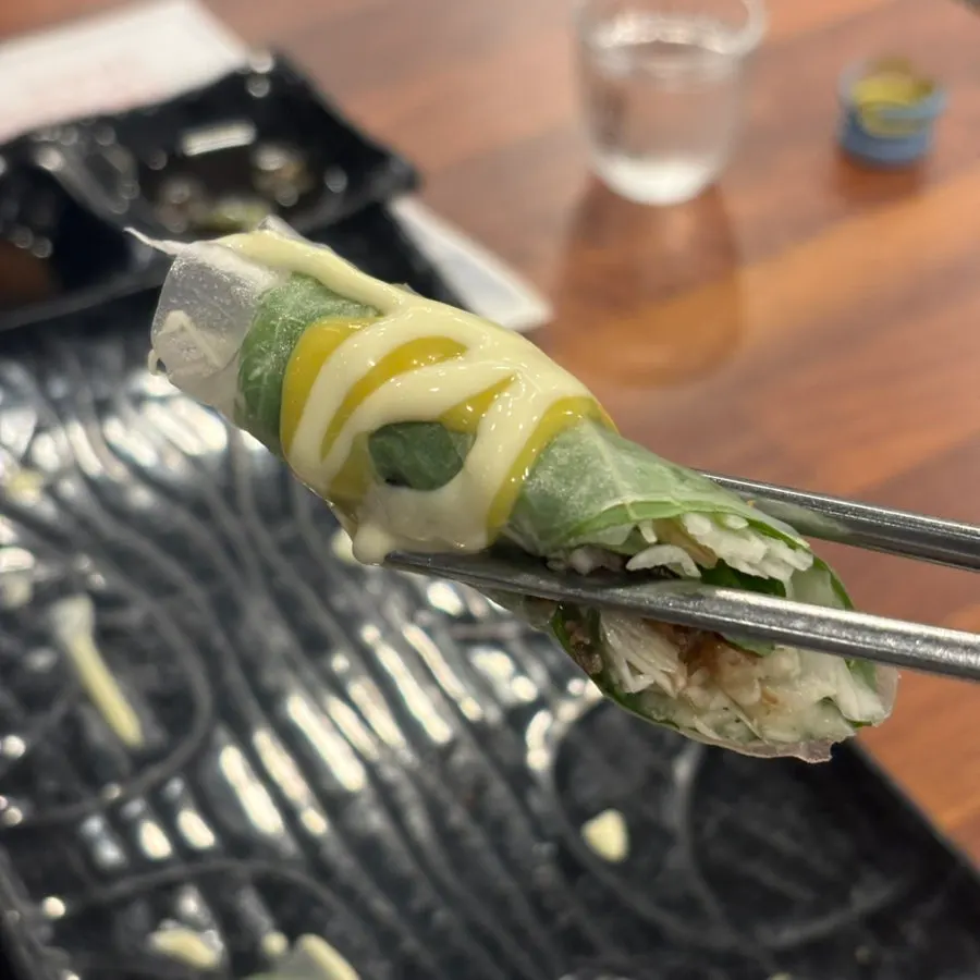 말고기 육회를 집어 든 모습