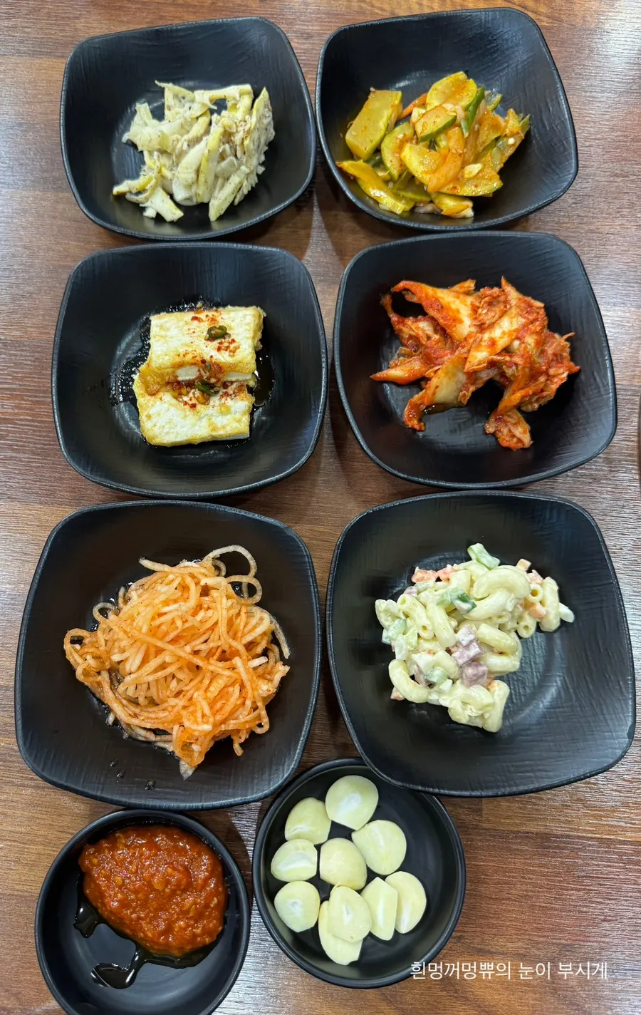 두부 지짐과 죽순 무침 등 기본 찬