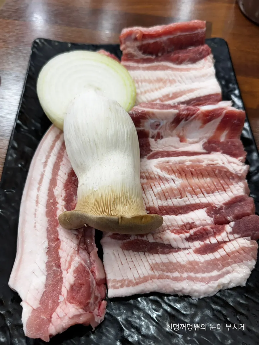 상에 차려진 밥과 반찬