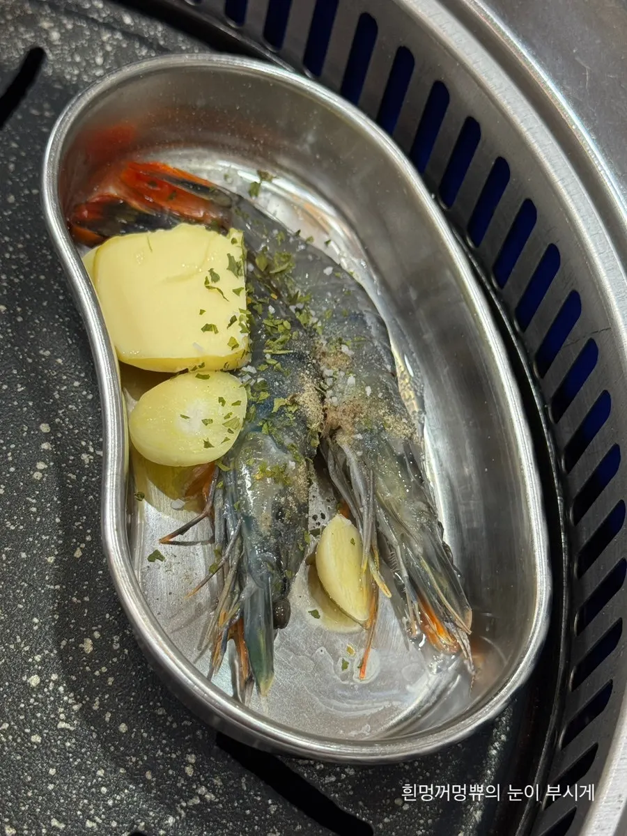 백돼지 생갈비와 흑돼지 오겹살 생고기 접시