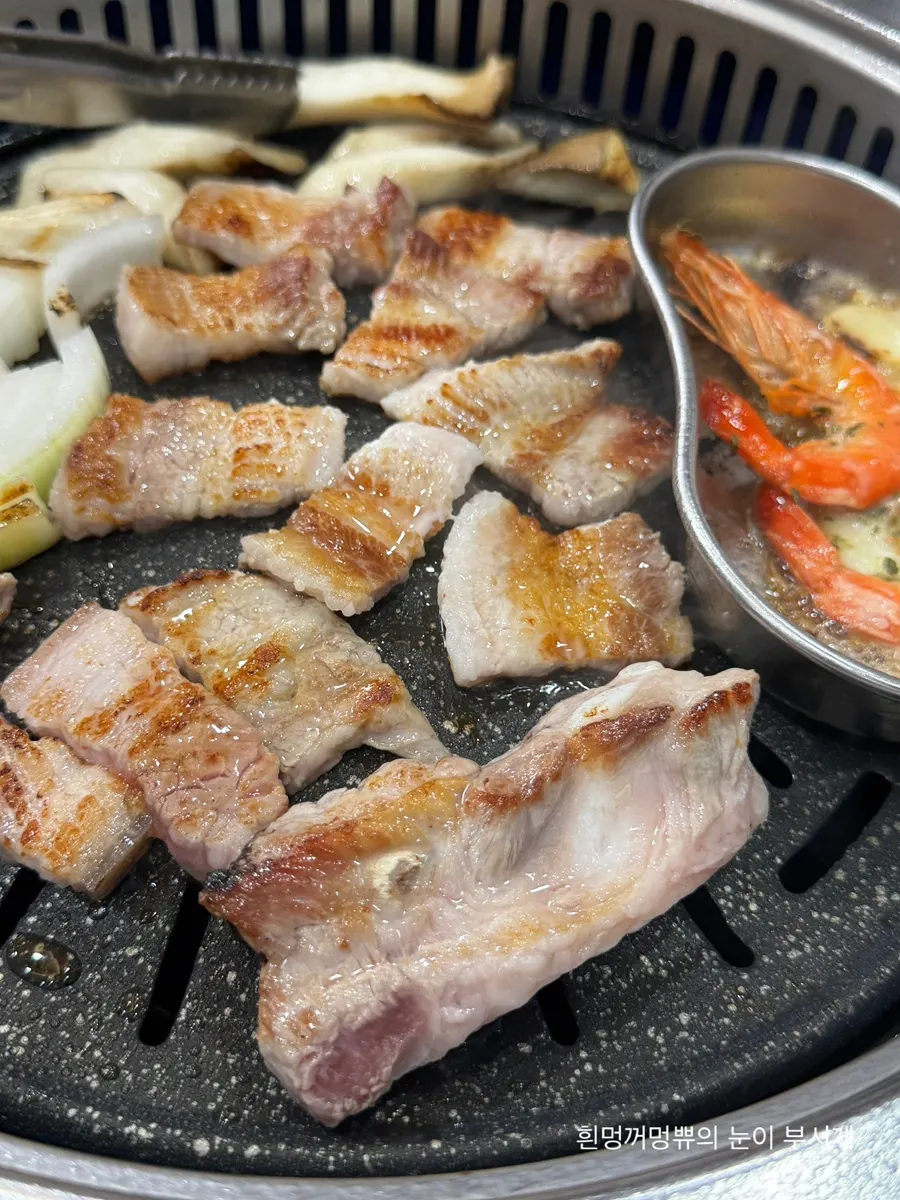 불판에서 노릇하게 익은 생갈비와 오겹살