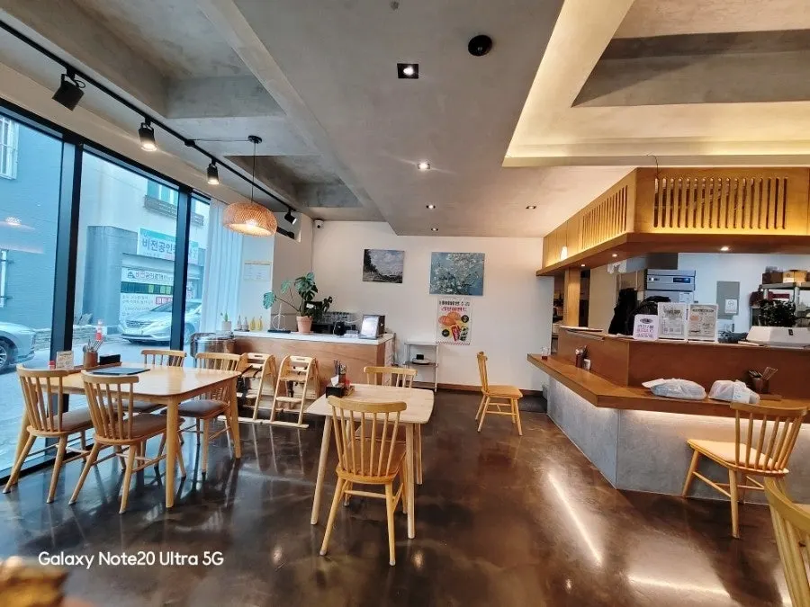 제쭈 동홍점 매장 좌석