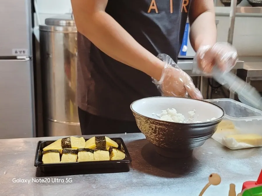매장에서 준비하는 새우초밥
