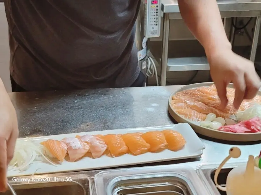 매장에서 준비하는 연어초밥
