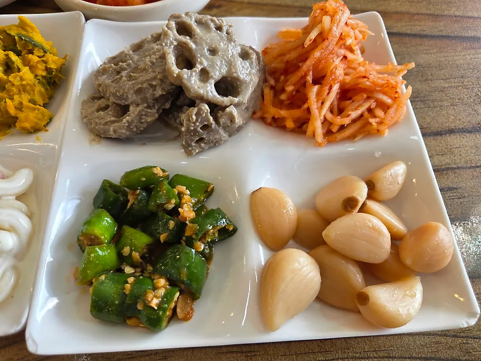 Side-dish plate with lotus root and seasoned green peppers