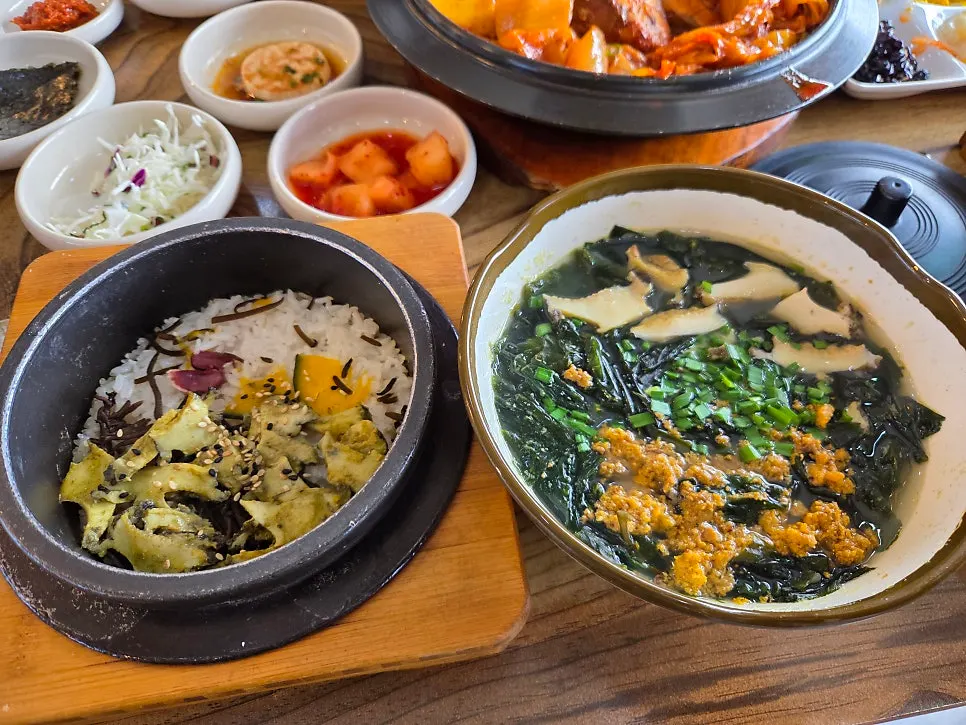 Abalone stone-pot rice topped with kabocha and hijiki