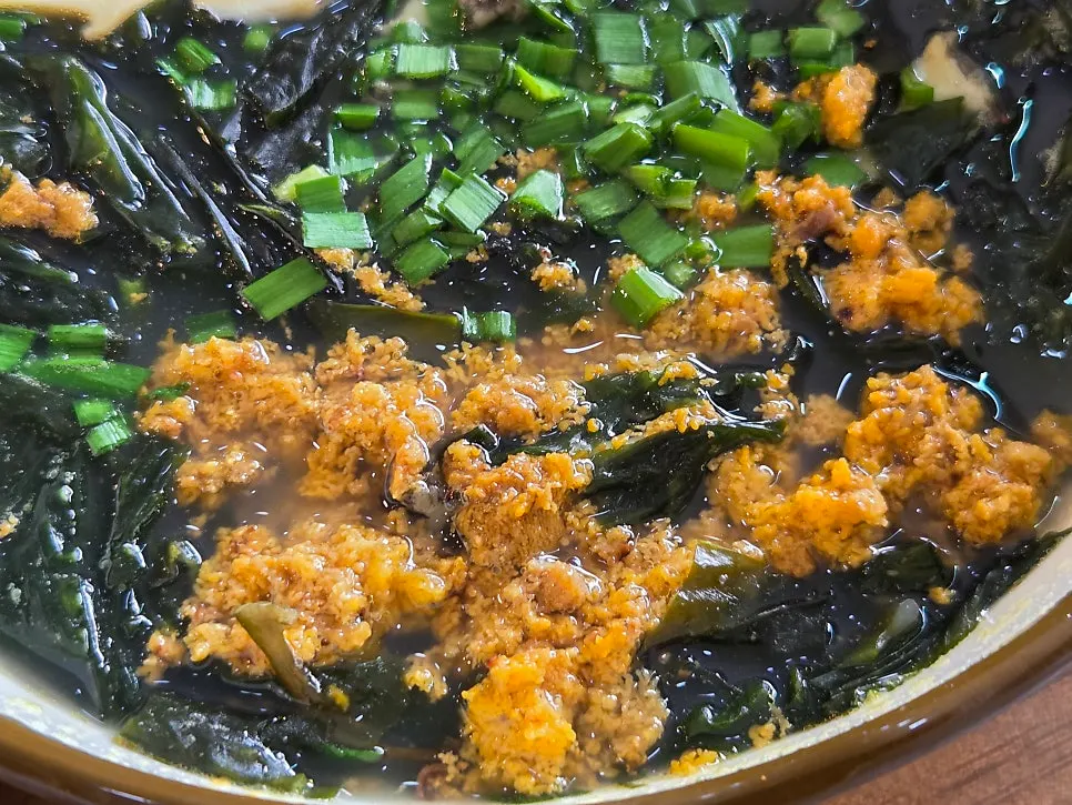 Complete meal with braised mackerel, stone-pot rice, and seaweed soup
