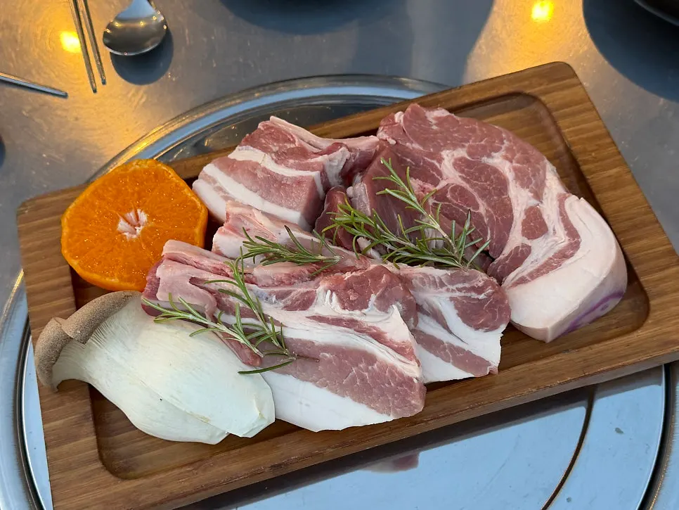 Thick-cut 900g Jeju black pork plated