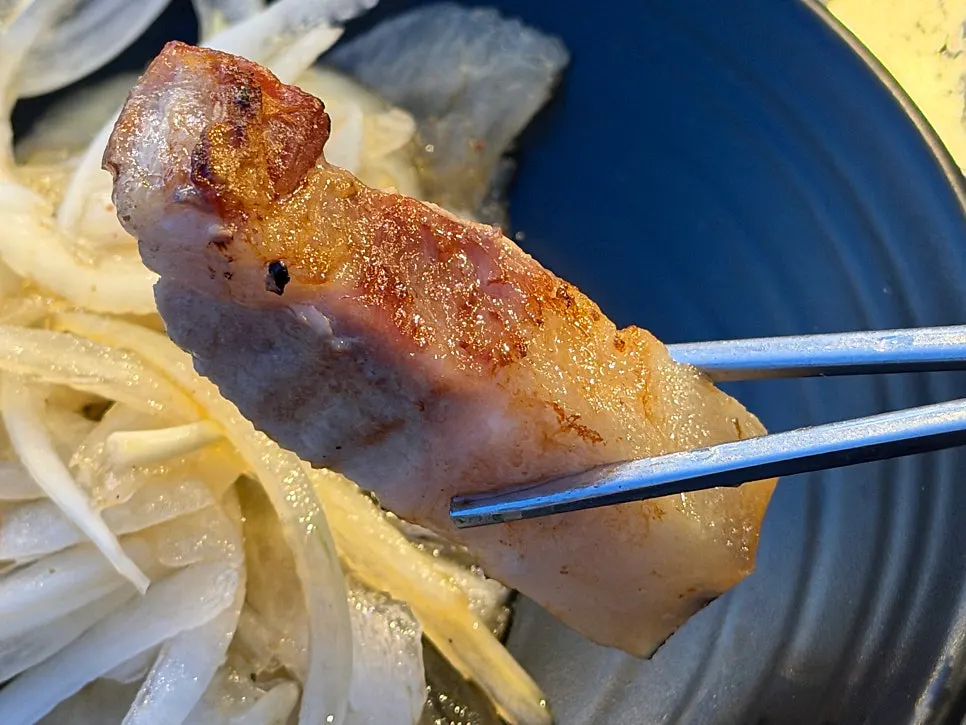 Thick-cut black pork slowly grilling